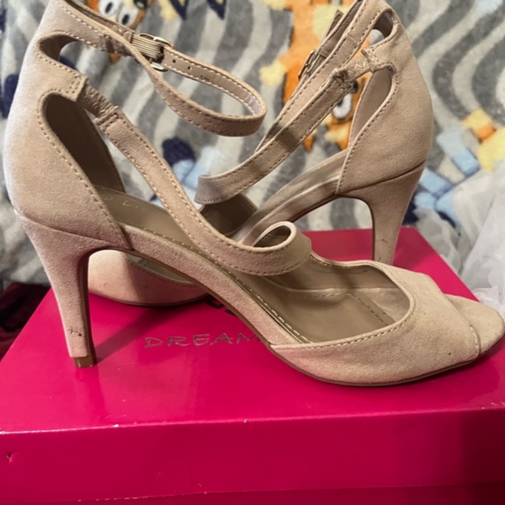 Dream Pairs Women's Tan Heels- Hardly Used still in good condition.